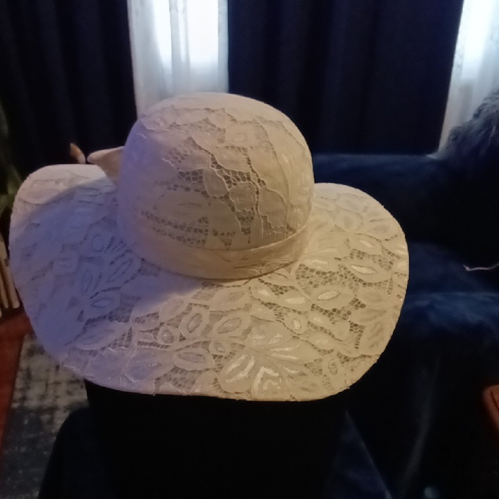Elegant Lace Sun Hat in Cream